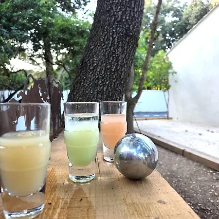 Les Yeux Bleus, Bohème, Pétanque Et * Restinclieres